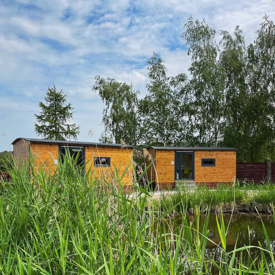 Pobyt v krásné dřevěné maringotce v areálu Vigvam resort s plavbou po Labi, piknikem a masáží