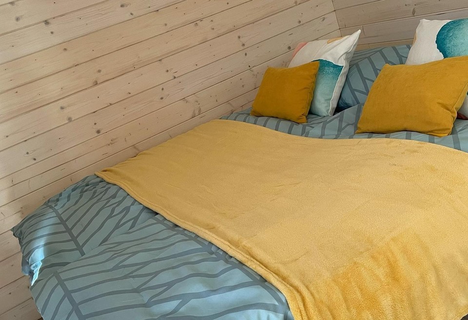 Pobyt v krásné dřevěné maringotce v areálu Vigvam resort s plavbou po Labi, piknikem a masáží