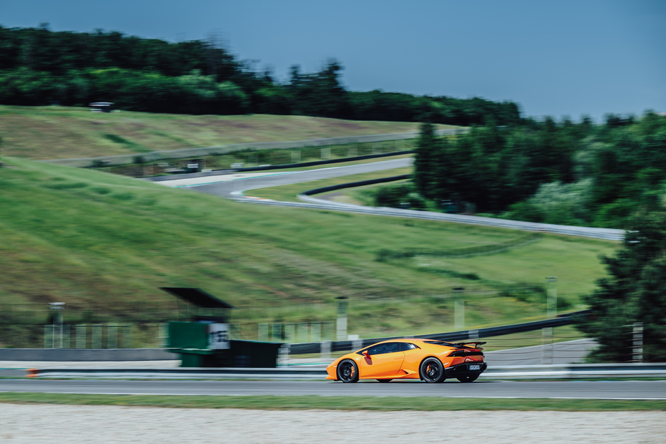 Jízda v Lamborghini na velkém závodním Masarykově okruhu v Brně