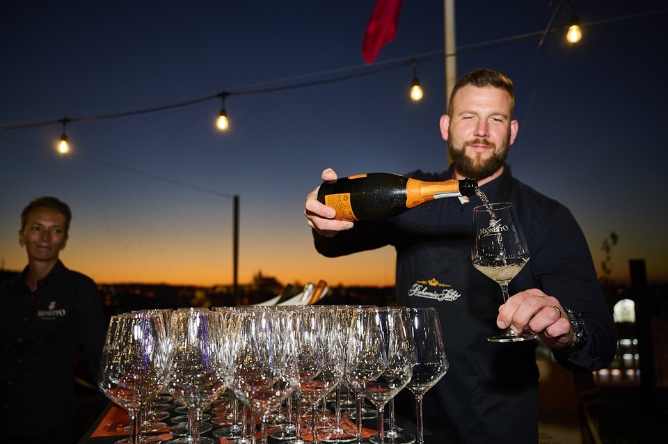 Jedinečné Aperitivo v Pytloun Sky bar & Restaurant Prague s kouzelným výhledem na Prahu