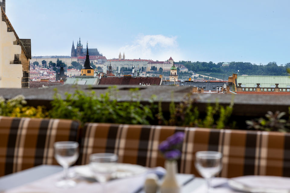 Jedinečné Aperitivo v Pytloun Sky bar & Restaurant Prague s kouzelným výhledem na Prahu