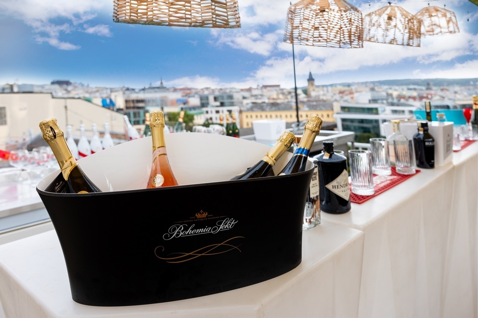 Jedinečné Aperitivo v Pytloun Sky bar & Restaurant Prague s kouzelným výhledem na Prahu