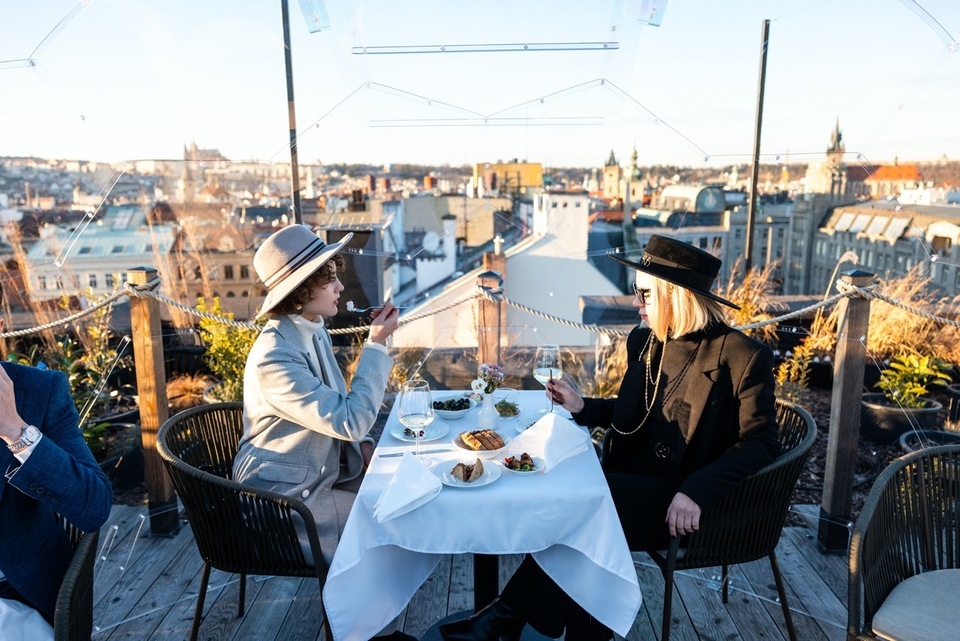 Jedinečné Aperitivo v Pytloun Sky bar & Restaurant Prague s kouzelným výhledem na Prahu