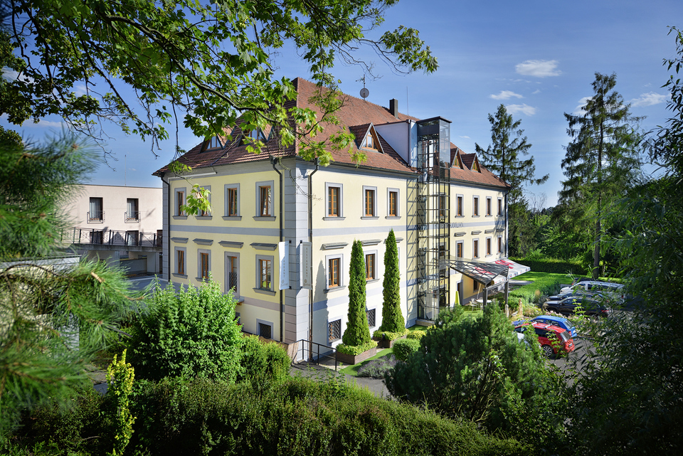 Romantika v Zámeckém hotelu Maxmilian Lifestyle Resort**** s polopenzí, wellness a unikátním labyrintáriem