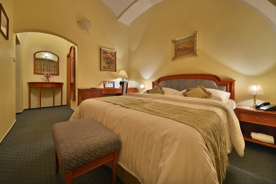 Romantika v Zámeckém hotelu Maxmilian Lifestyle Resort**** s polopenzí, wellness a unikátním labyrintáriem