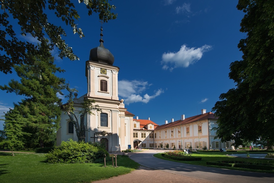 Romantika v Zámeckém hotelu Maxmilian Lifestyle Resort**** s polopenzí, wellness a unikátním labyrintáriem