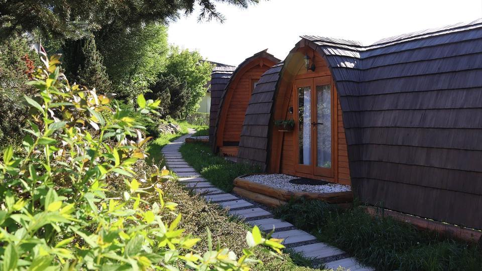 Pobyt v dřevěné chatce v Beskydech v areálu Glamp v Hluboké