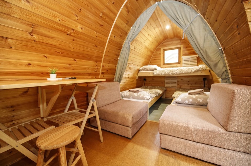 Pobyt v dřevěné chatce v Beskydech v areálu Glamp v Hluboké