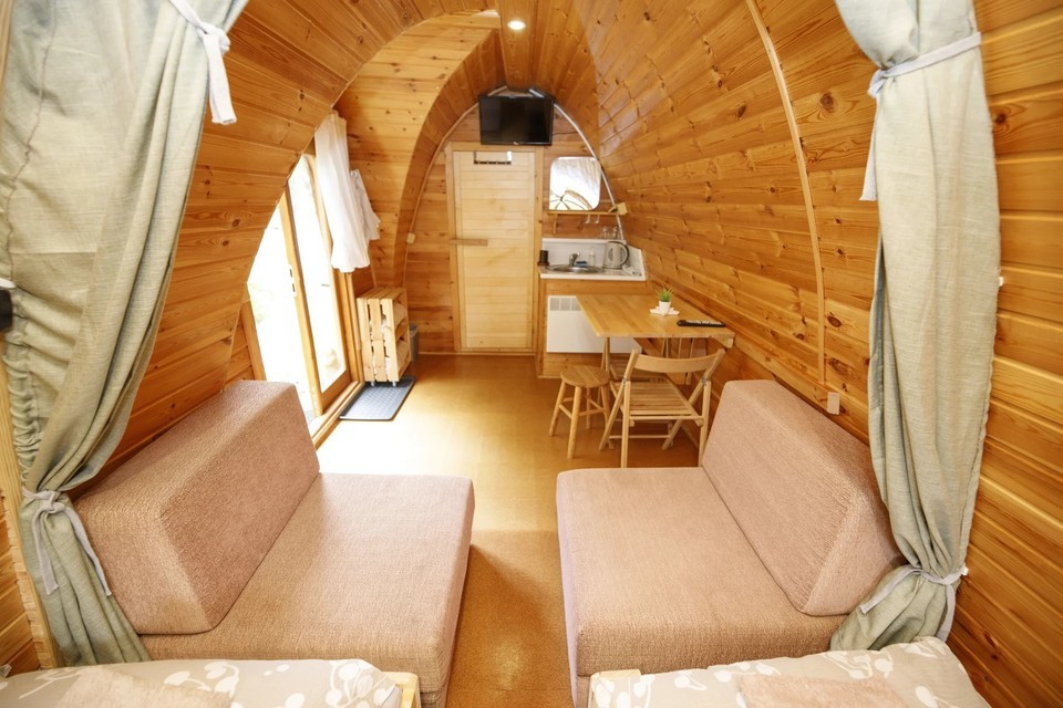 Pobyt v dřevěné chatce v Beskydech v areálu Glamp v Hluboké