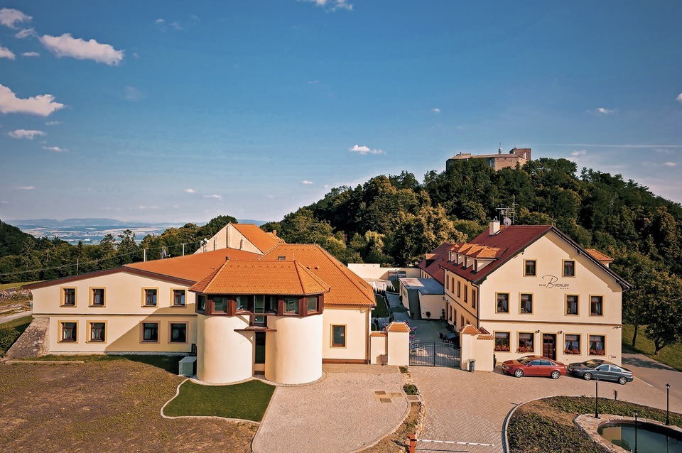 Relaxační pobyt v útulném Hotelu Buchlov - pohled na hotel s okolím