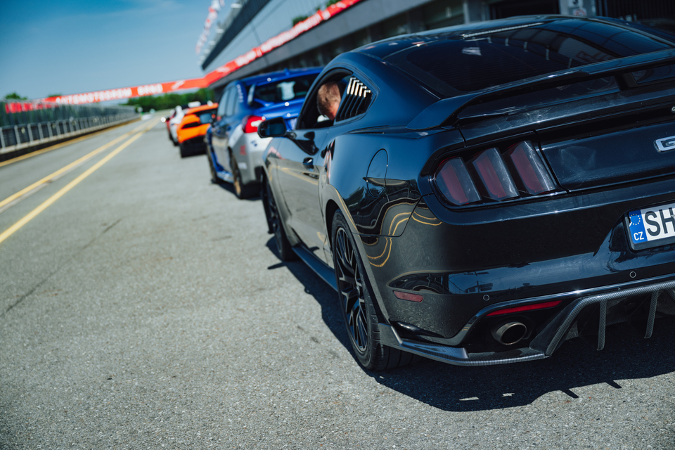 Jízda ve Ford Mustang GT 5.0 V8 na velkém závodním okruhu