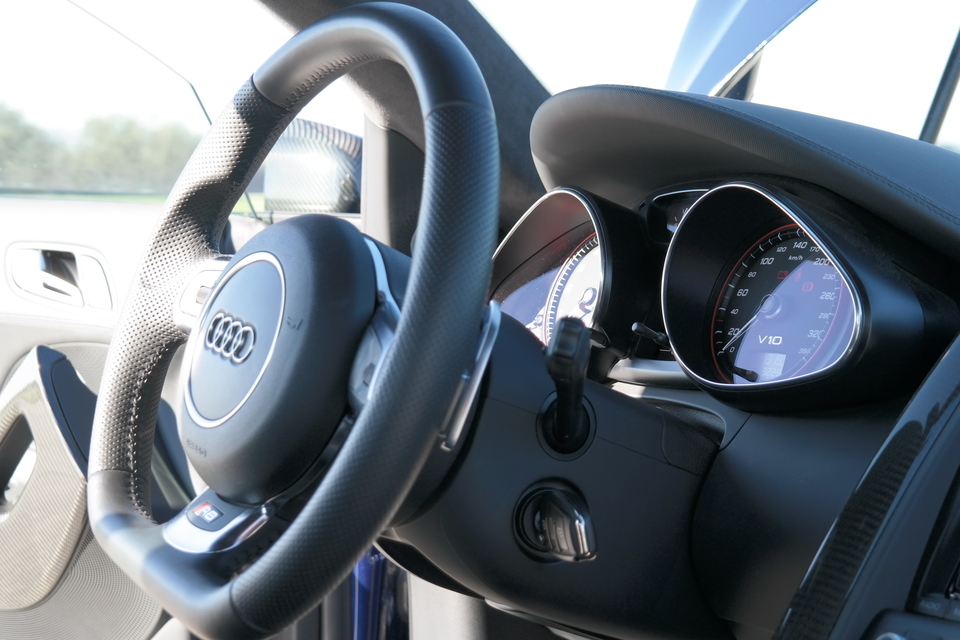 Jízda v Audi R8 4.2 V8 na velkém závodním okruhu