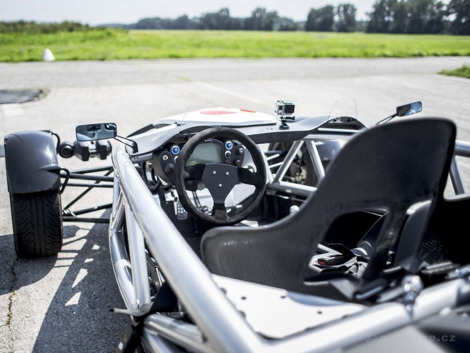 Jízda v Ariel Atom na okruhu
