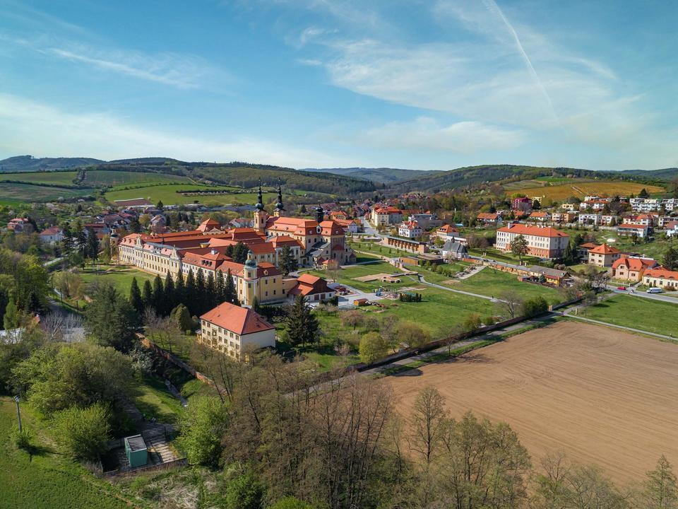 Soukromý adrenalinový let vrtulníkem po celé ČR