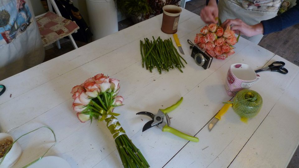 Kurz vázání kytic v květinovém ateliéru
