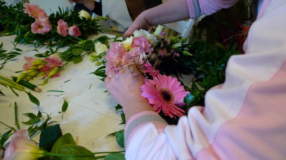 Kurz vázání kytic v květinovém ateliéru