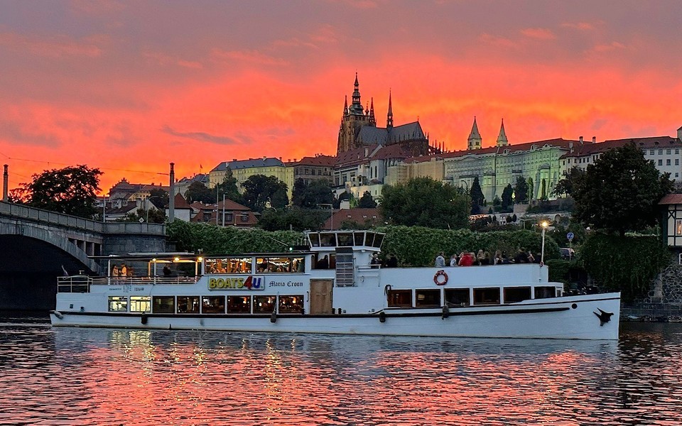 Romantická večerní plavba výletní lodí s neomezenou konzumací prosecca v Praze