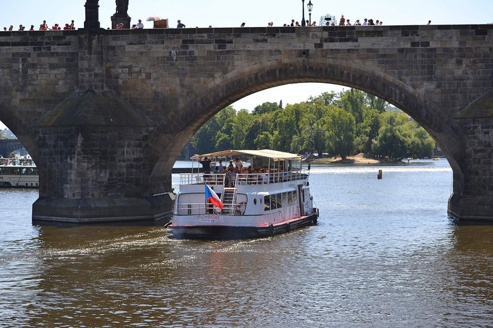 Dvouhodinová plavba výletní lodí po historickém centru Prahy s večeří