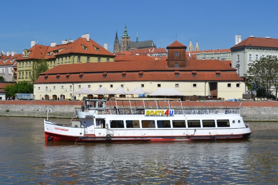 Dvouhodinová plavba výletní lodí po historickém centru Prahy s večeří