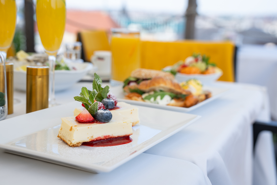 Prémiová snídaně na střešní terase Pytloun Sky Bar & Restaurant Prague na Václavském náměstí