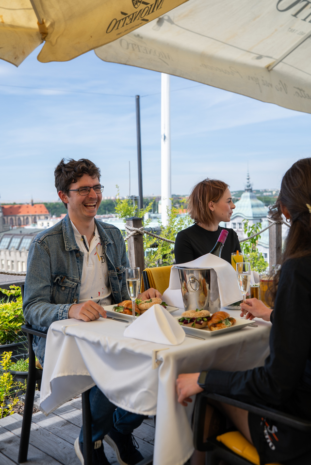 Prémiová snídaně na střešní terase Pytloun Sky Bar & Restaurant Prague na Václavském náměstí