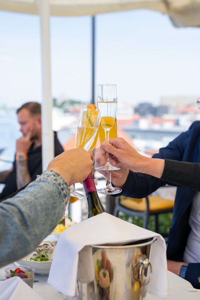 Prémiová snídaně na střešní terase Pytloun Sky Bar & Restaurant Prague na Václavském náměstí