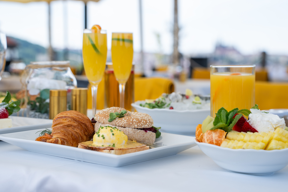 Prémiová snídaně na střešní terase Pytloun Sky Bar & Restaurant Prague na Václavském náměstí
