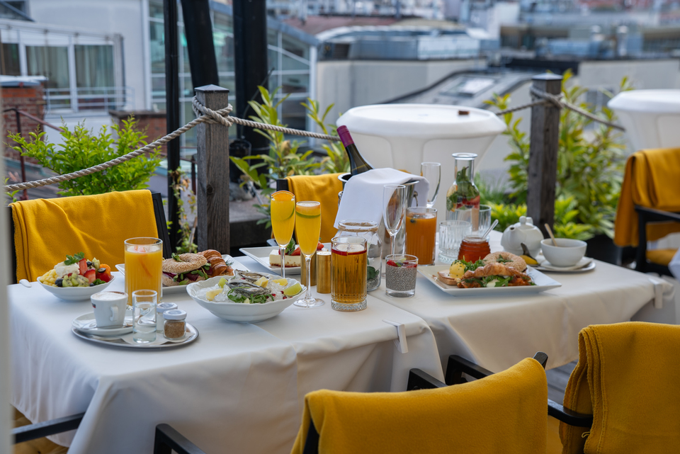 Prémiová snídaně na střešní terase Pytloun Sky Bar & Restaurant Prague na Václavském náměstí
