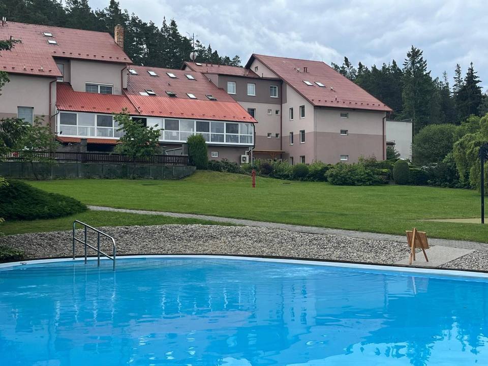Netradiční rodinný pobyt s polopenzí v kouzelné Houbičkové vile Hotelového resortu JESENICE