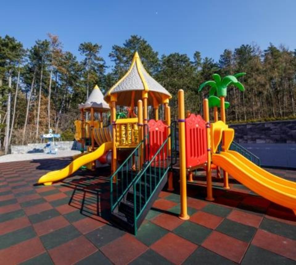 Netradiční rodinný pobyt s polopenzí v kouzelné Houbičkové vile Hotelového resortu JESENICE