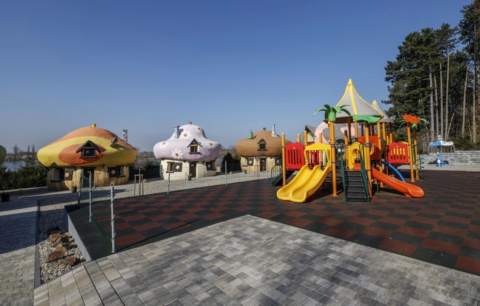 Netradiční rodinný pobyt s polopenzí v kouzelné Houbičkové vile Hotelového resortu JESENICE