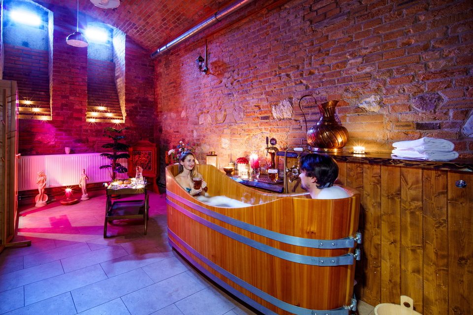 Pivní lázně Brno pro dva – uvolňující balíček s pivní koupelí, saunou, masáží a konzumací v restauraci