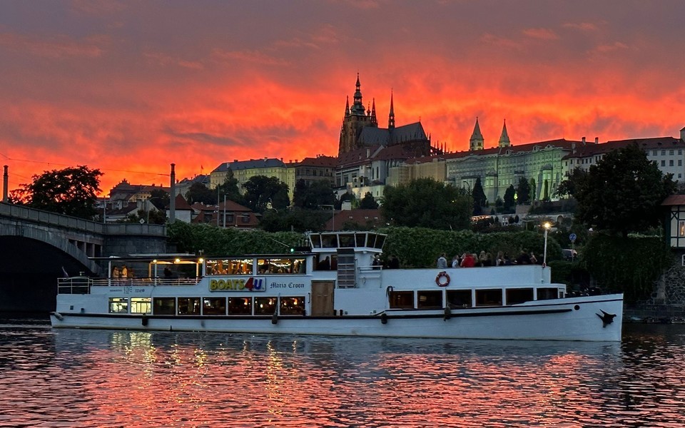 Dvouhodinová plavba výletní lodí po historickém centru Prahy s bohatým rautem