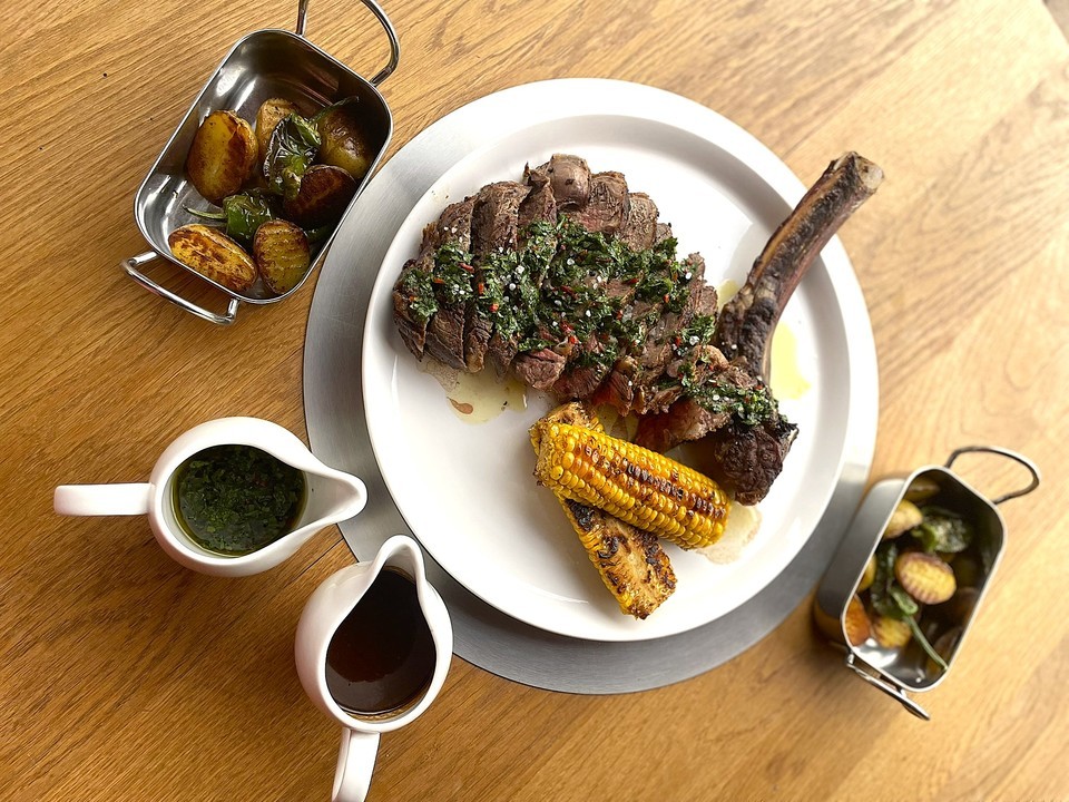 Steaková gurmánská 3chodová večeře – Tomahawk z bizona - steak z bizona