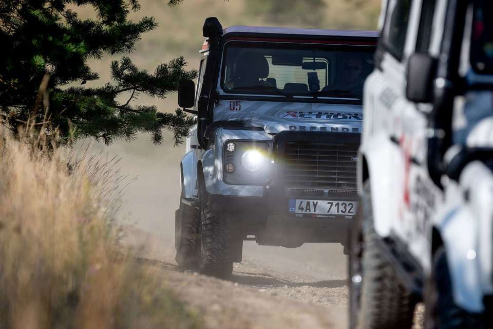 Kurz off-roadového řízení Land Roveru v bývalém vojenském areálu