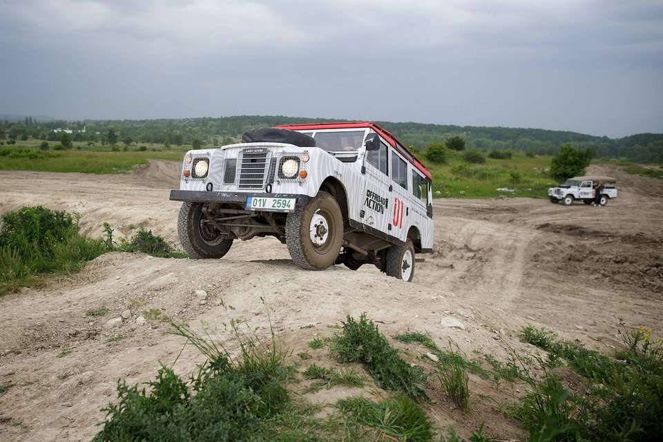 Kurz off-roadového řízení Land Roveru v bývalém vojenském areálu