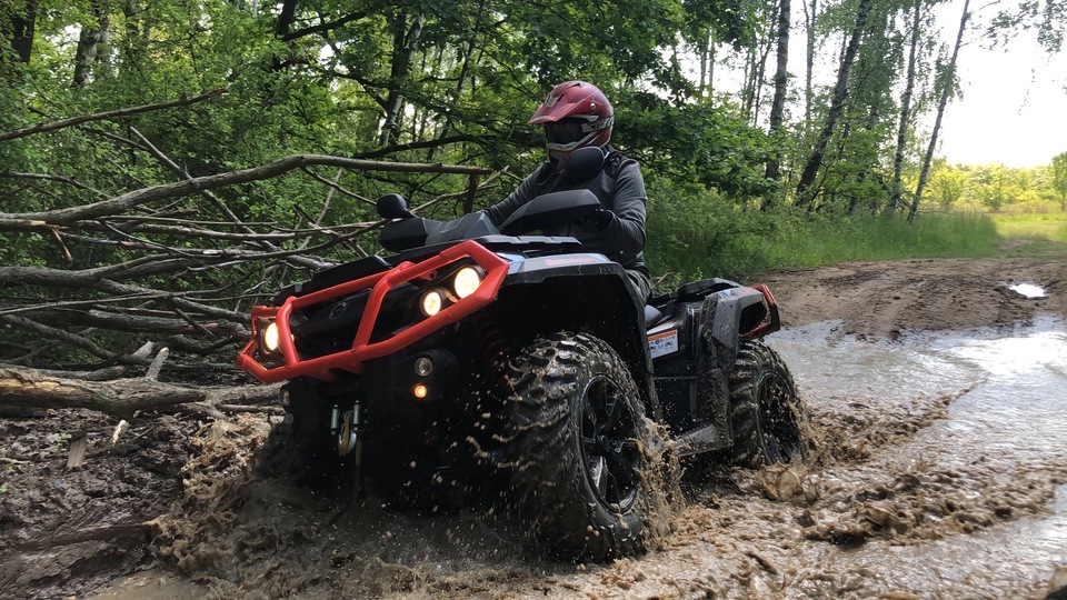 Čtyřkolky na speciálním terénním okruhu