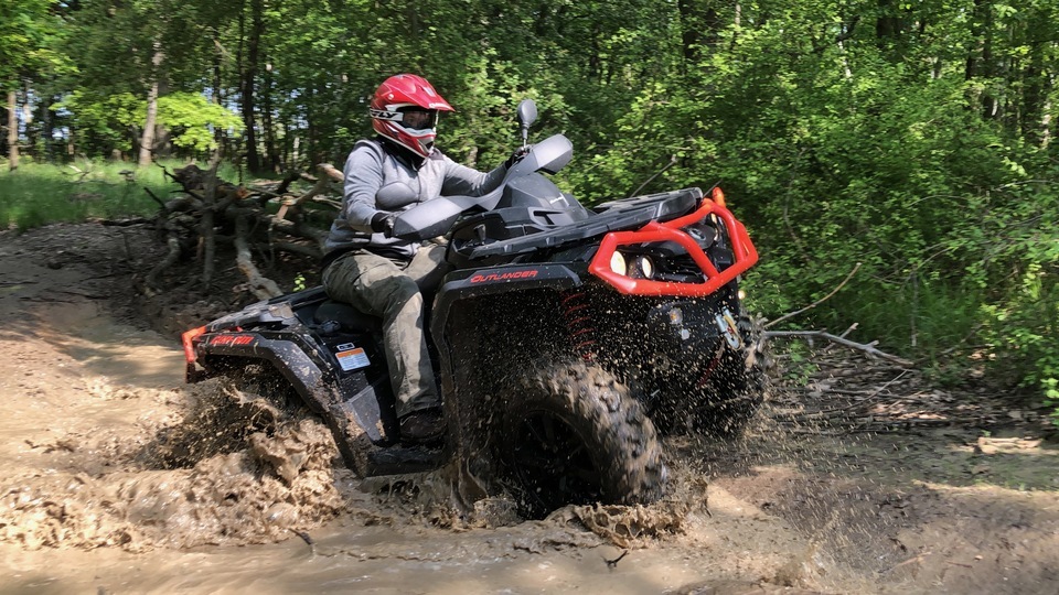 Čtyřkolky na speciálním terénním okruhu