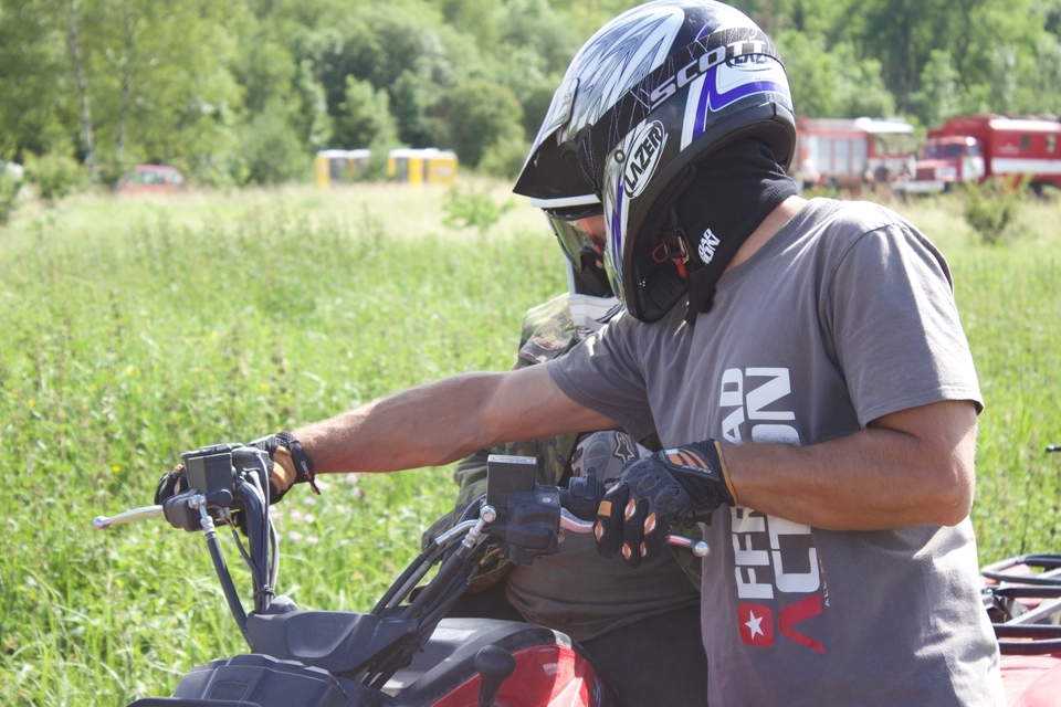 Čtyřkolky na tankodromu