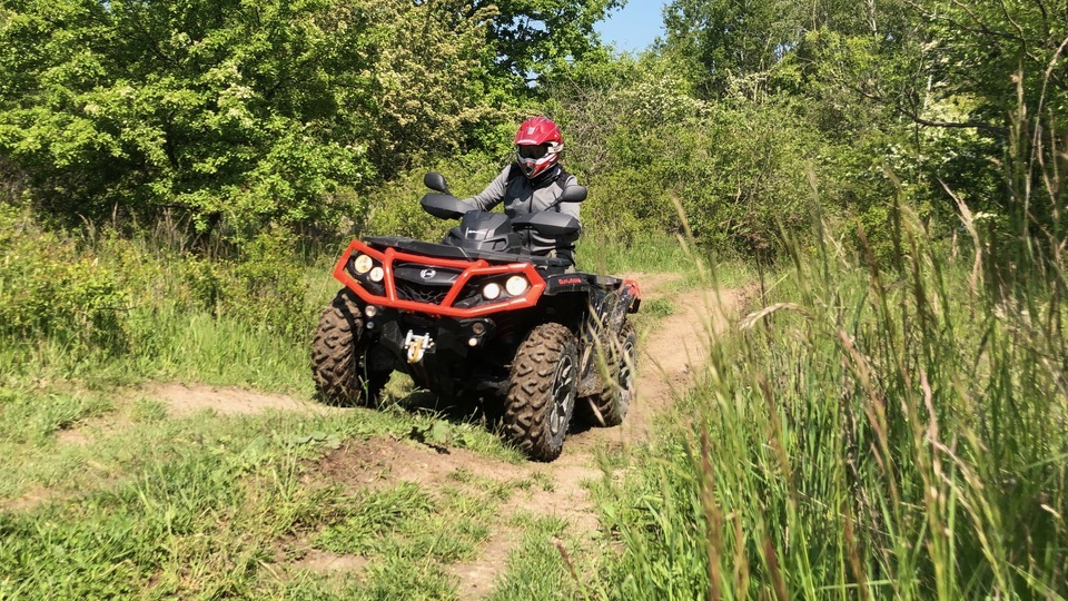 Čtyřkolky na speciálním terénním okruhu
