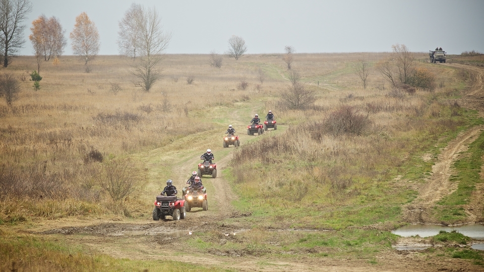 Čtyřkolky na tankodromu