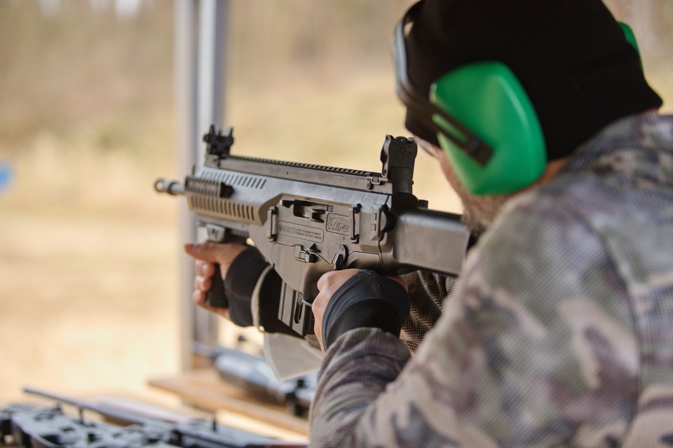 Střelba na střelnici sportlov puška, pistole, samopal, střelnice, střílení, střílet, zbraně