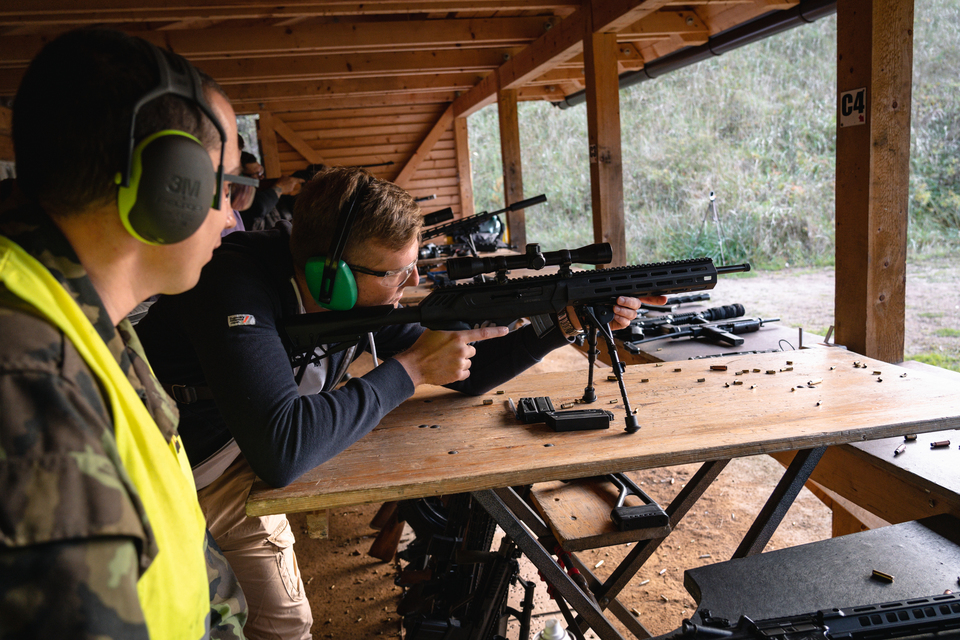 Střelba na střelnici sportlov puška, pistole, samopal, střelnice, střílení, střílet, zbraně