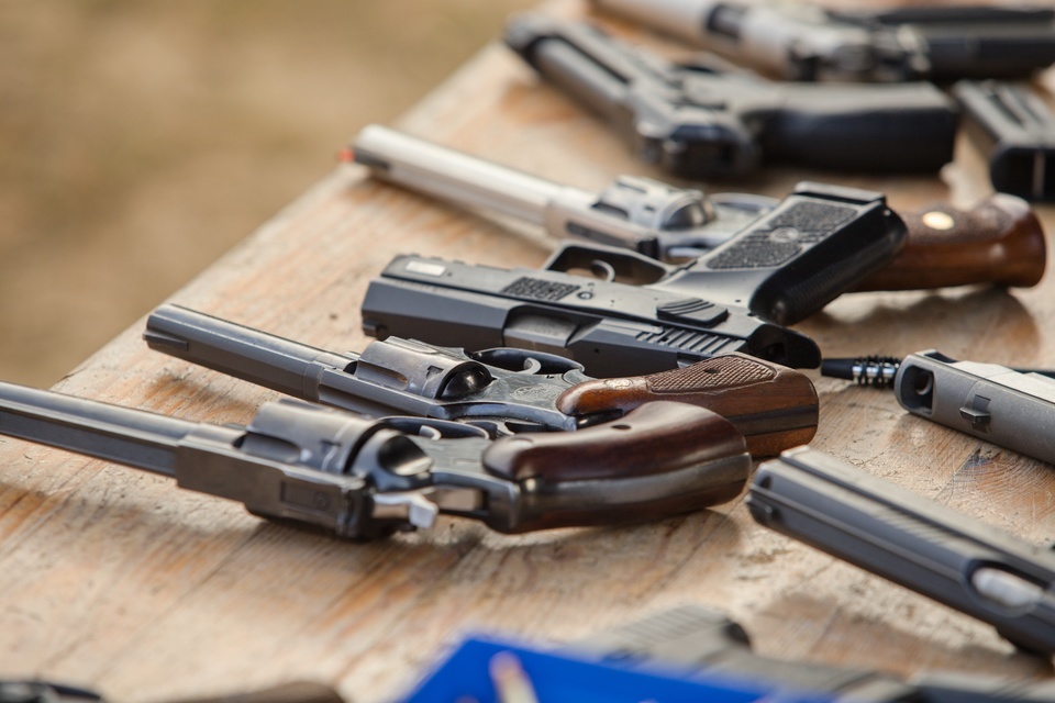 Střelba na střelnici sportlov puška, pistole, samopal, střelnice, střílení, střílet, zbraně