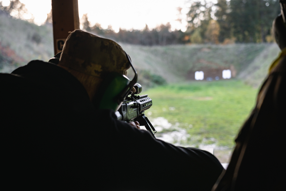 Střelba na střelnici sportlov puška, pistole, samopal, střelnice, střílení, střílet, zbraně