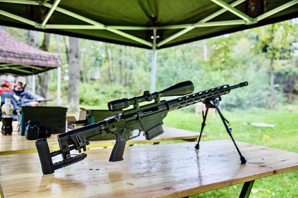 Střelba na střelnici sportlov puška, pistole, samopal, střelnice, střílení, střílet, zbraně