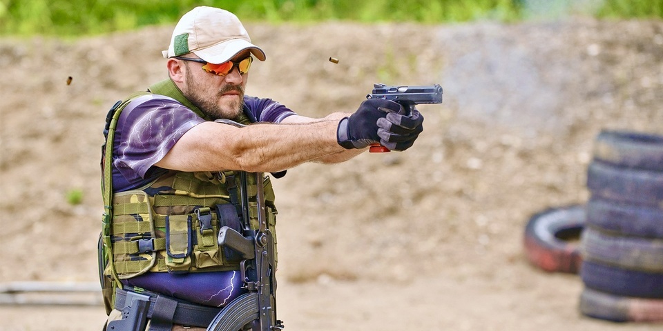 Střelba na střelnici sportlov puška, pistole, samopal, střelnice, střílení, střílet, zbraně