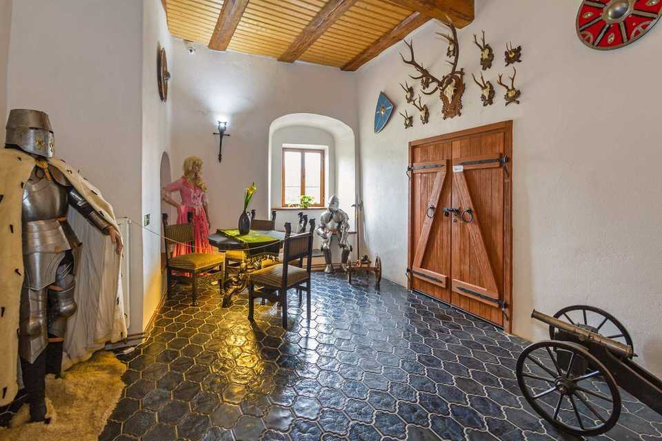 Romantický pobyt na historickém hradě Vildštejn s večeří při svíčkách a posezením na vinici