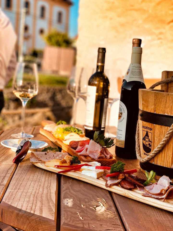 Romantický pobyt na historickém hradě Vildštejn s večeří při svíčkách a posezením na vinici