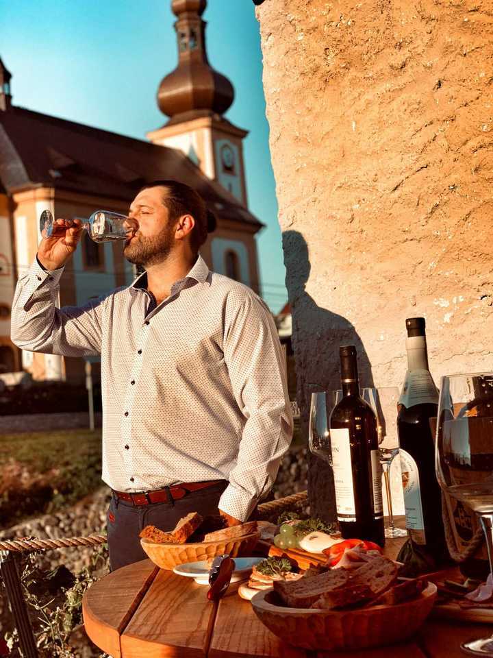 Romantický pobyt na historickém hradě Vildštejn s večeří při svíčkách a posezením na vinici